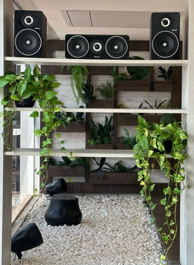 Caixas acústicas integradas a jardim vertical interno